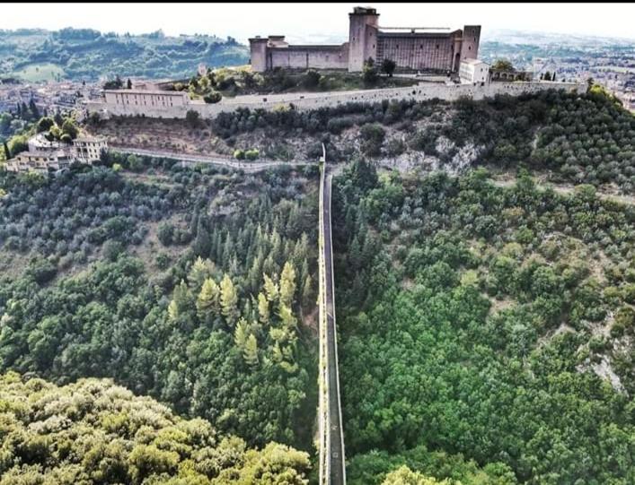 Sotto I Tetti Del Borgo Apartman Spoleto Kültér fotó